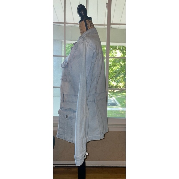 Baccini light blue denim long sleeve button down shirt Size Medium … - Picture 6 of 10